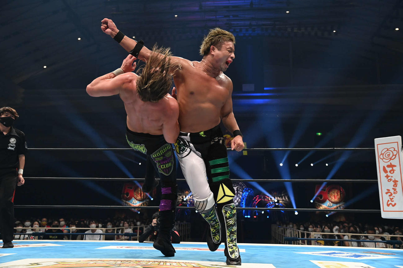 ファンタズモ（左）にラリアットを見舞うYOSHI－HASHI（提供・新日本プロレス）