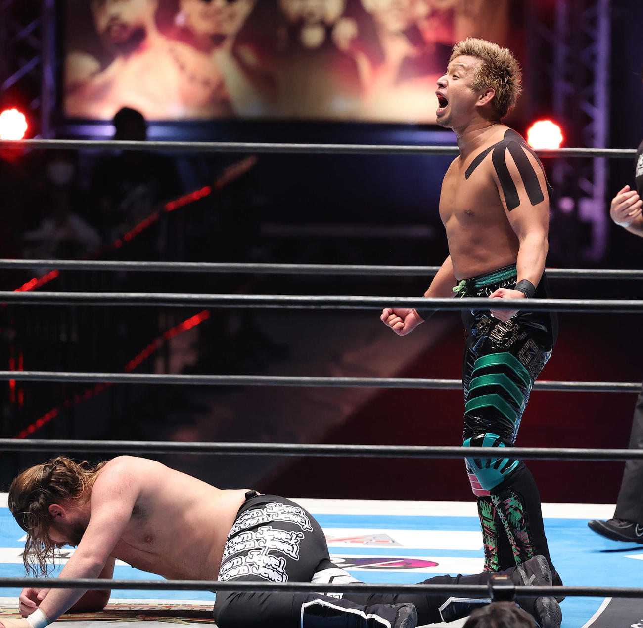 チェーズ・オーエンズ（左）を倒し雄たけびを上げるYOSHI－HASHI（2021年10月20日撮影）