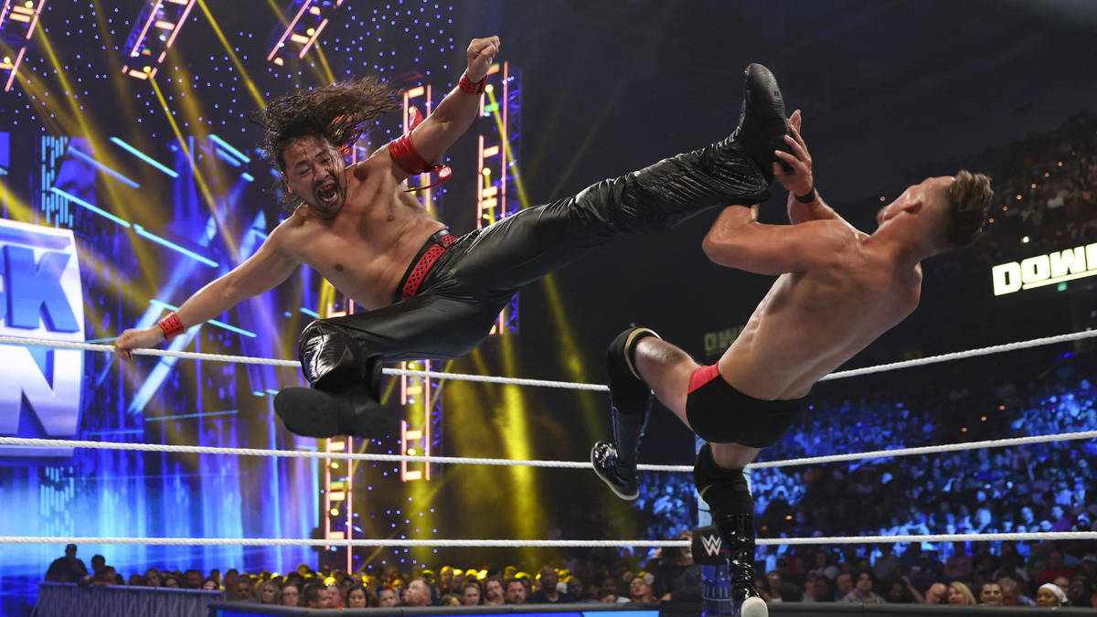 ルドヴィグ・カイザー（右）にライダーキックを浴びせる中邑真輔（C）2022 WWE, Inc. All Rights Reserved.