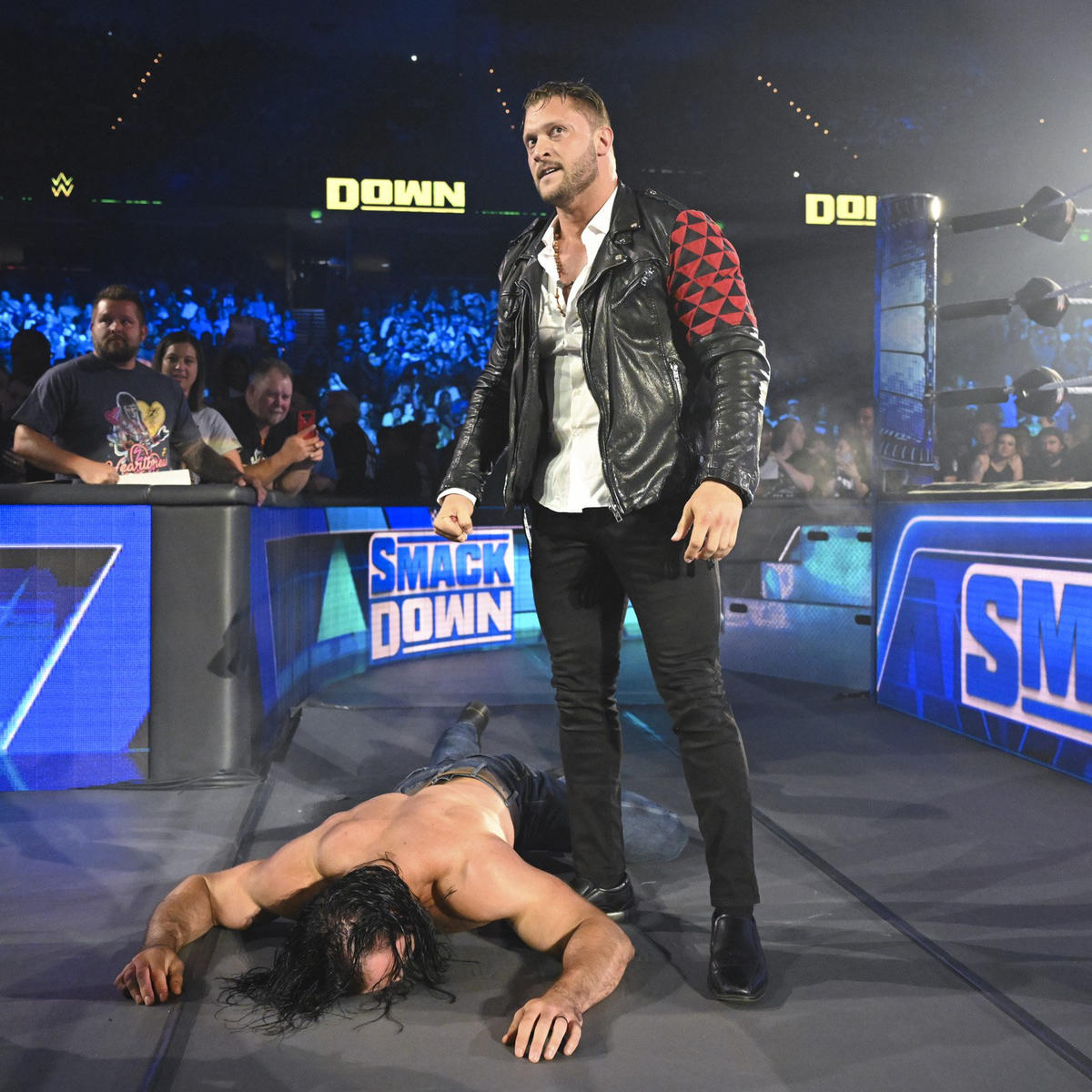 ドリュー・マッキンタイア（下）を襲撃KOしたカリオン・クロス（C）2022 WWE, Inc. All Rights Reserved.