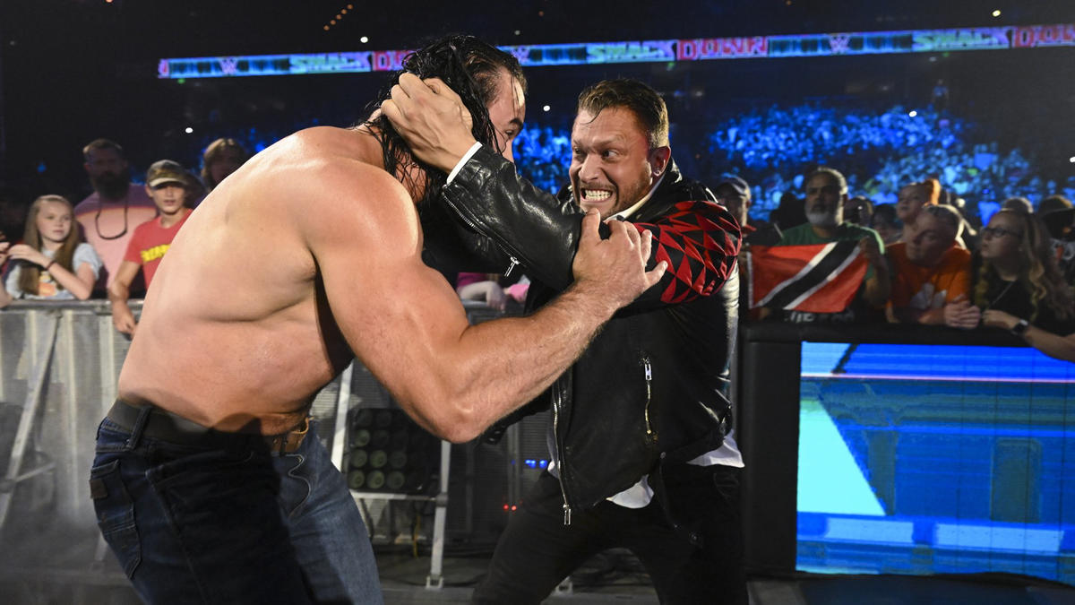 背後からドリュー・マッキンタイア（左）を襲ったカリオン・クロス（C）2022 WWE, Inc. All Rights Reserved.