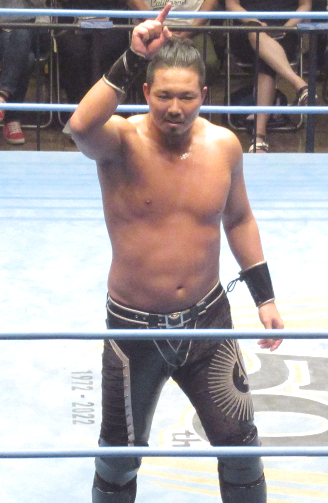 開幕戦に勝利し、勝ち誇るジェイク・リー（撮影・勝部晃多）