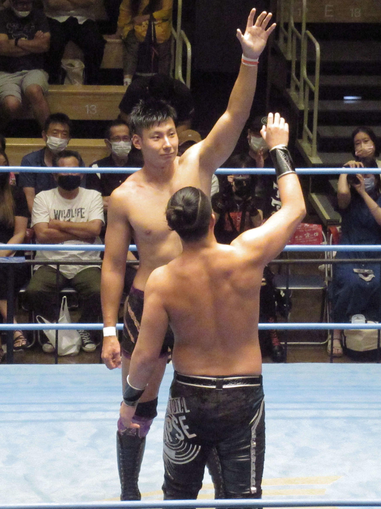 綾部蓮（奥）と腕の長さを比べるジェイク・リー（撮影・勝部晃多）