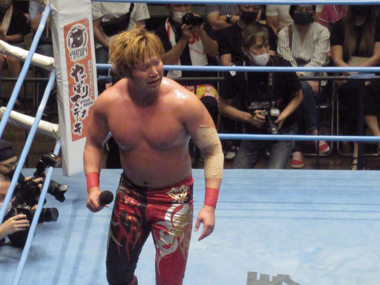 試合に勝利し、マイクを握る宮原（撮影・勝部晃多）