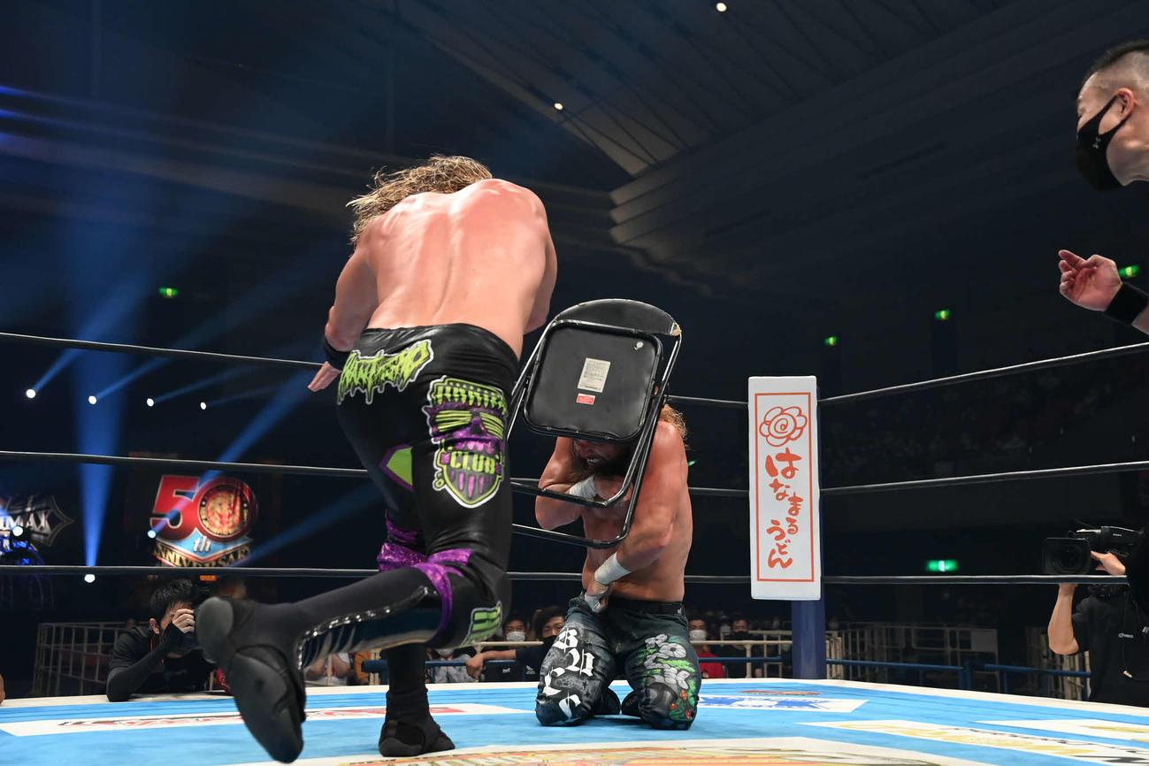 レフェリーの目の前でジュース（奥）にパイプ椅子を投げつけるファンタズモ（提供・新日本プロレス）