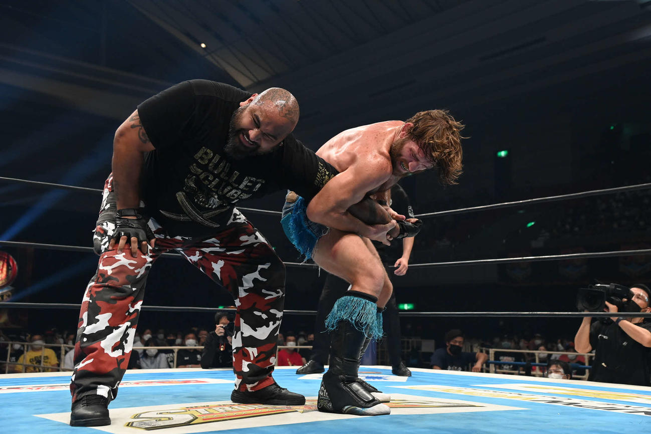 ファレ（左）の腕関節を極めるローラー（提供・新日本プロレス）
