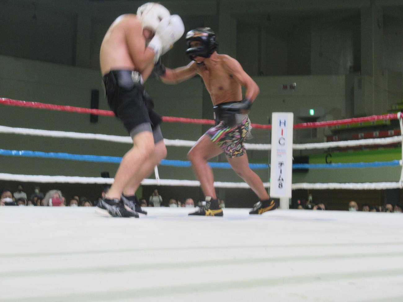 異例のスパーリングに臨んだ真道ゴー（右）。左はパートナーを務めた同ジムの森本（撮影・実藤健一）