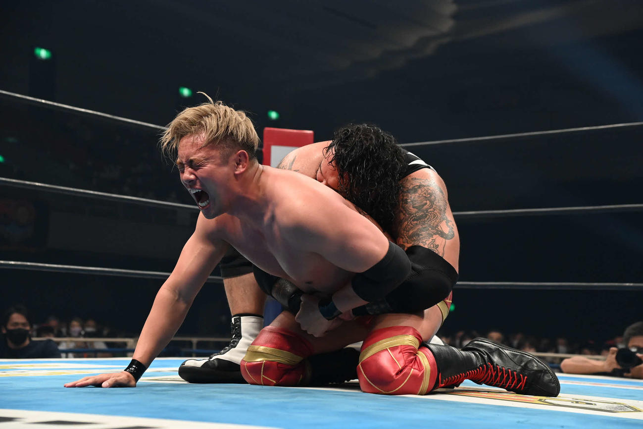 ジョナ（右）の巨体に押しつぶされるオカダ（提供・新日本プロレス）