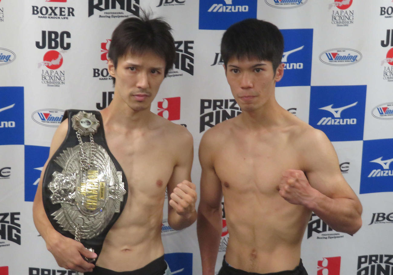日本スーパーフライ級タイトル戦を控え、計量クリアした王者中川健太（左）と挑戦者梶颯