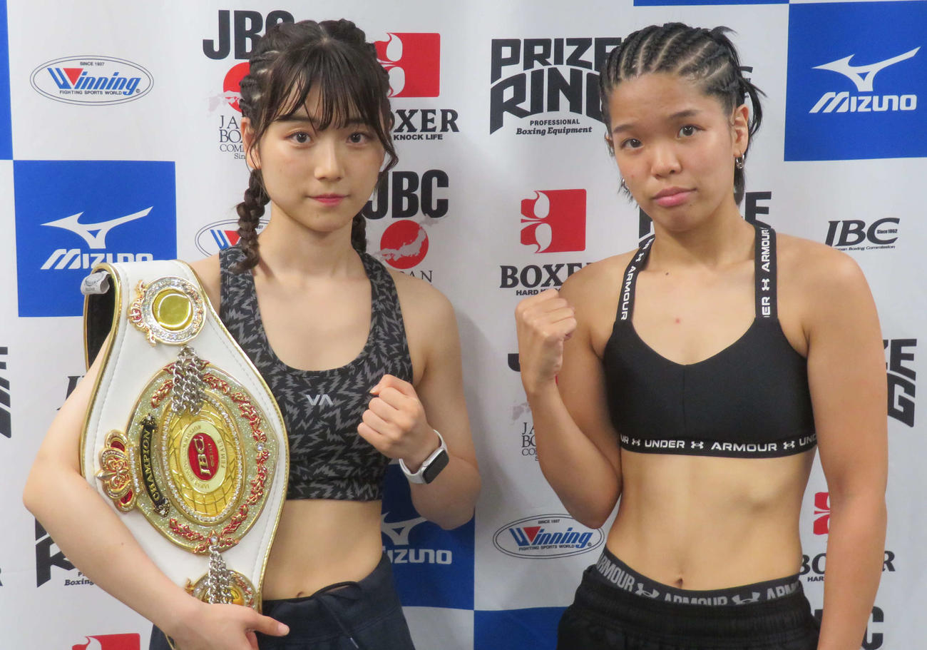 日本女子ミニマム級タイトル戦に向けて計量パスした王者鈴木なな子（左）と挑戦者の一村更紗