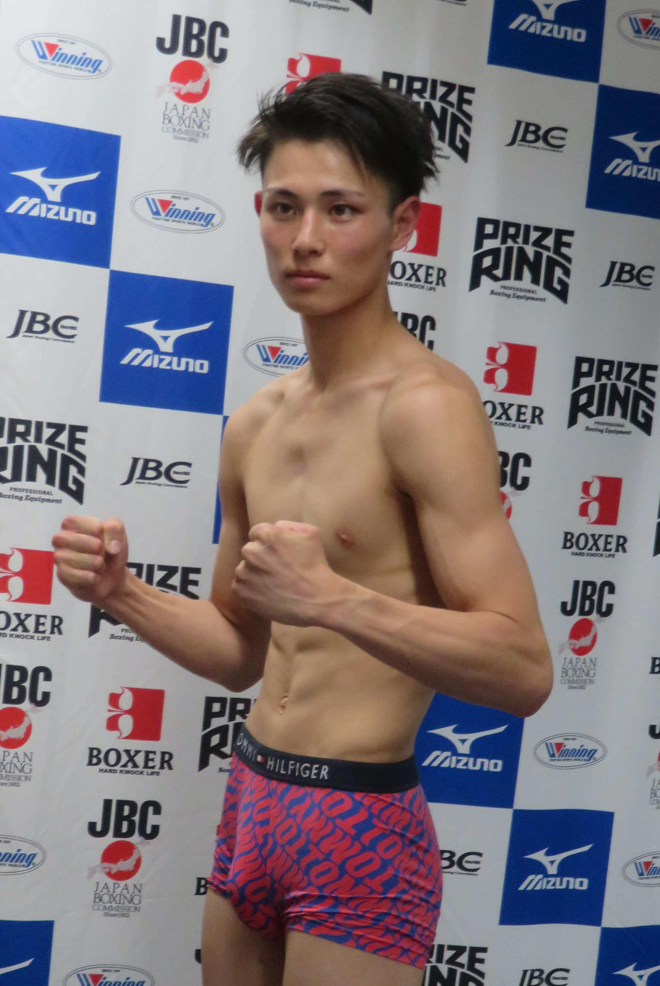 東日本ウエルター級新人王の初戦を控えて計量クリアした輪島功一氏の孫磯谷大心