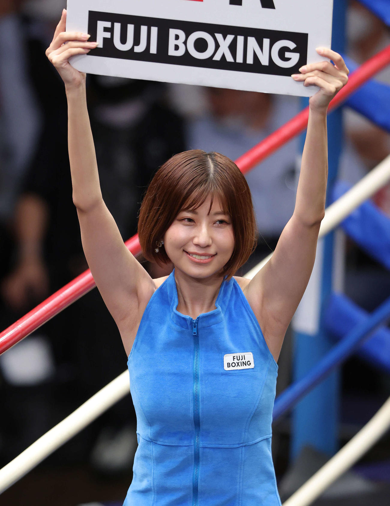 リングガールを務める天野麻菜（撮影・河田真司）