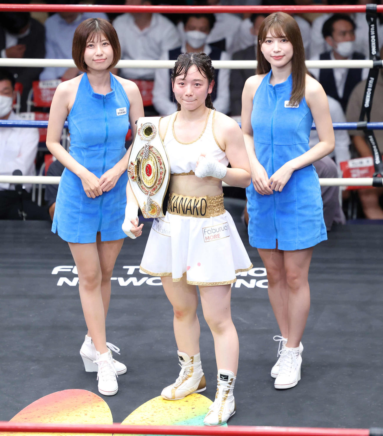 初防衛し、写真に収まる鈴木（中央）。左は天野麻菜。右は雪平莉左（撮影・河田真司）
