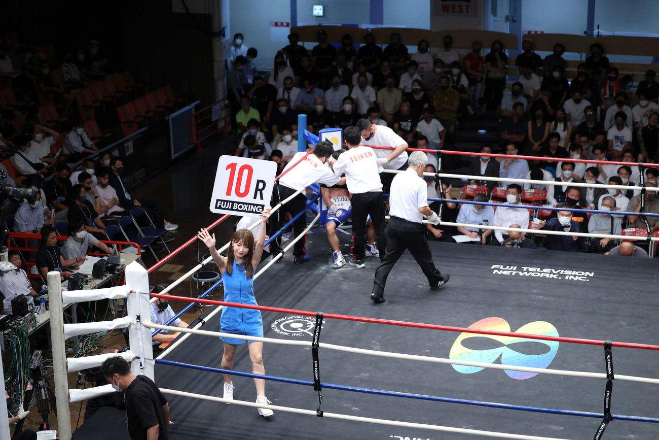 リングガールを務める雪平莉左（中央）（撮影・河田真司）