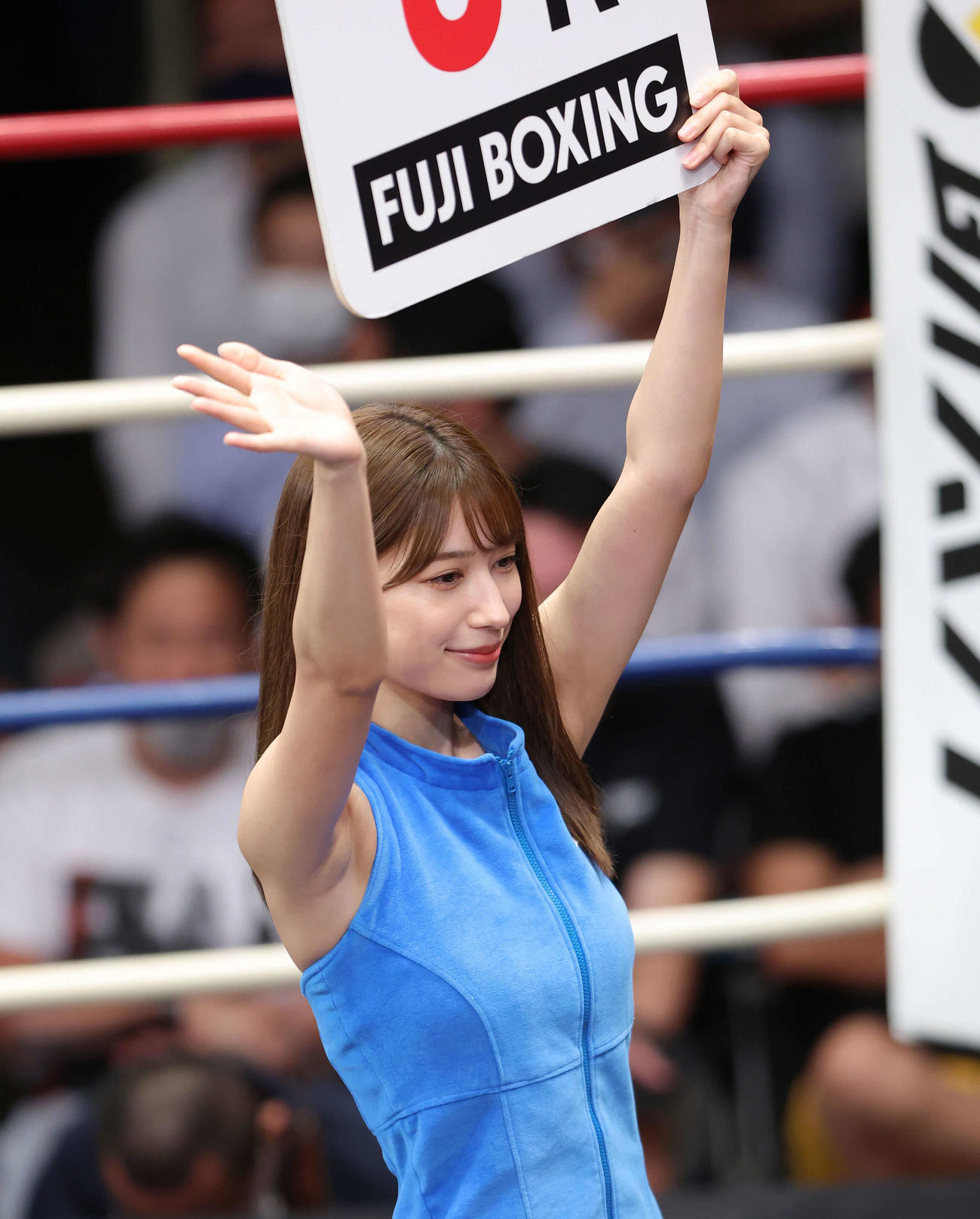 観客席に手を振る雪平莉左（撮影・河田真司）