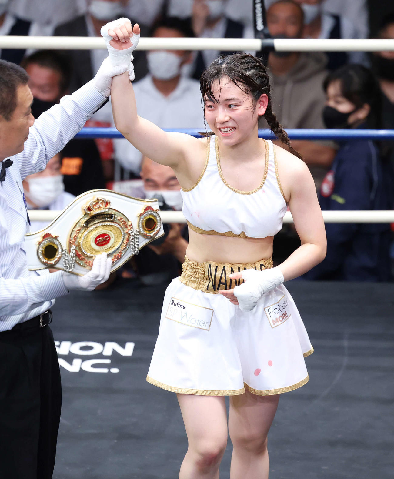 一村に判定勝利し、初防衛する鈴木（撮影・河田真司）