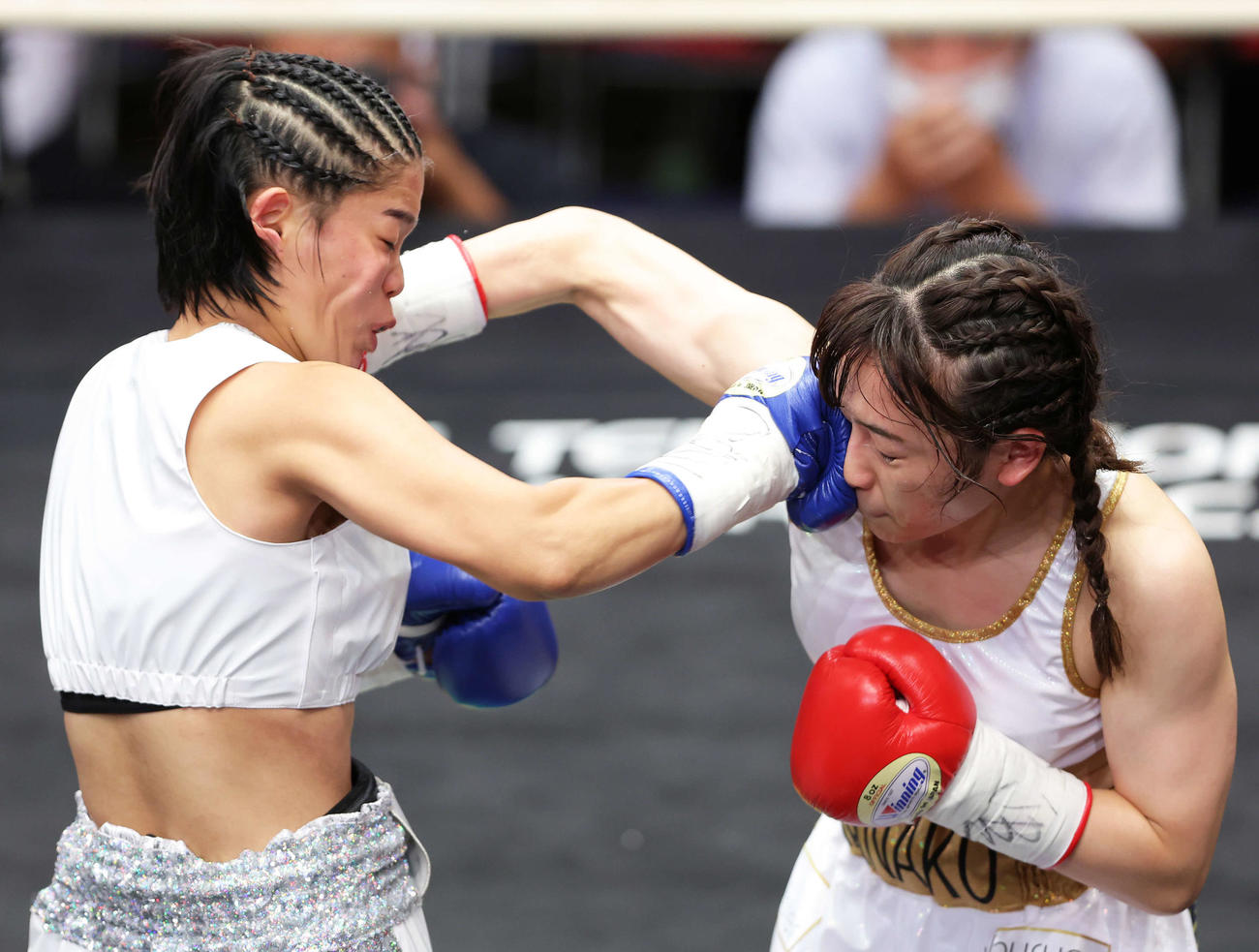 2回、右フックを見舞う一村（左）と鈴木（撮影・河田真司）