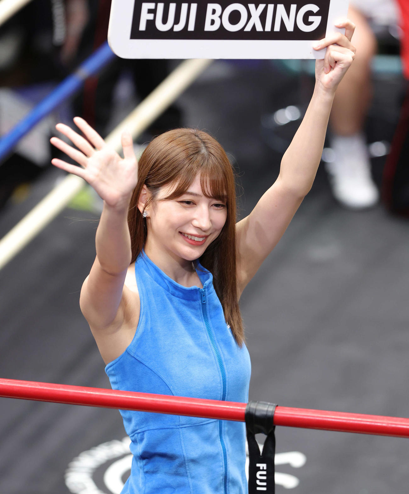 観客に笑顔で手を振るリングガールを務める雪平莉左（撮影・河田真司）