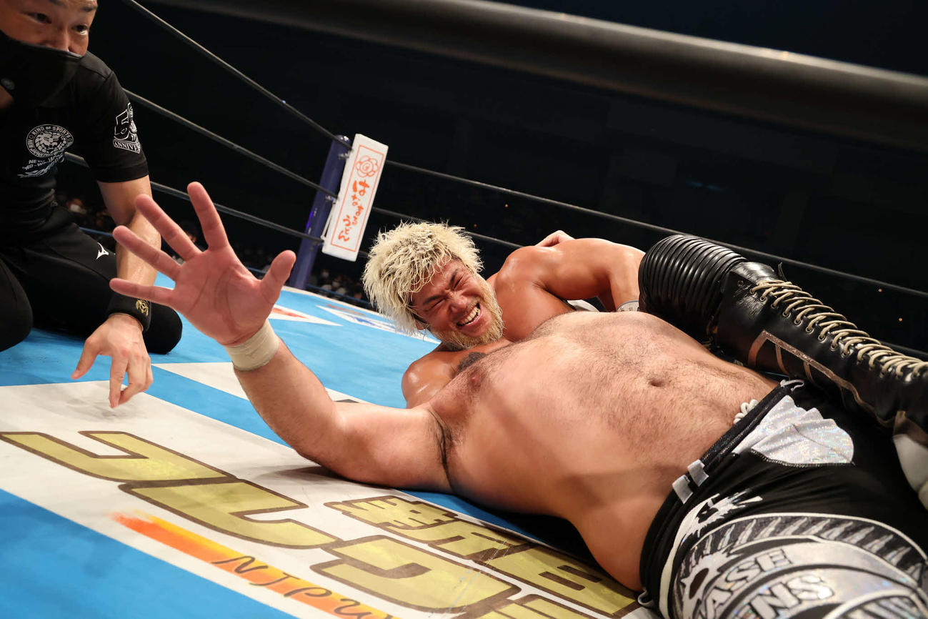 オーエンズにスカルエンドを決めるSANADA（提供・新日本プロレス）