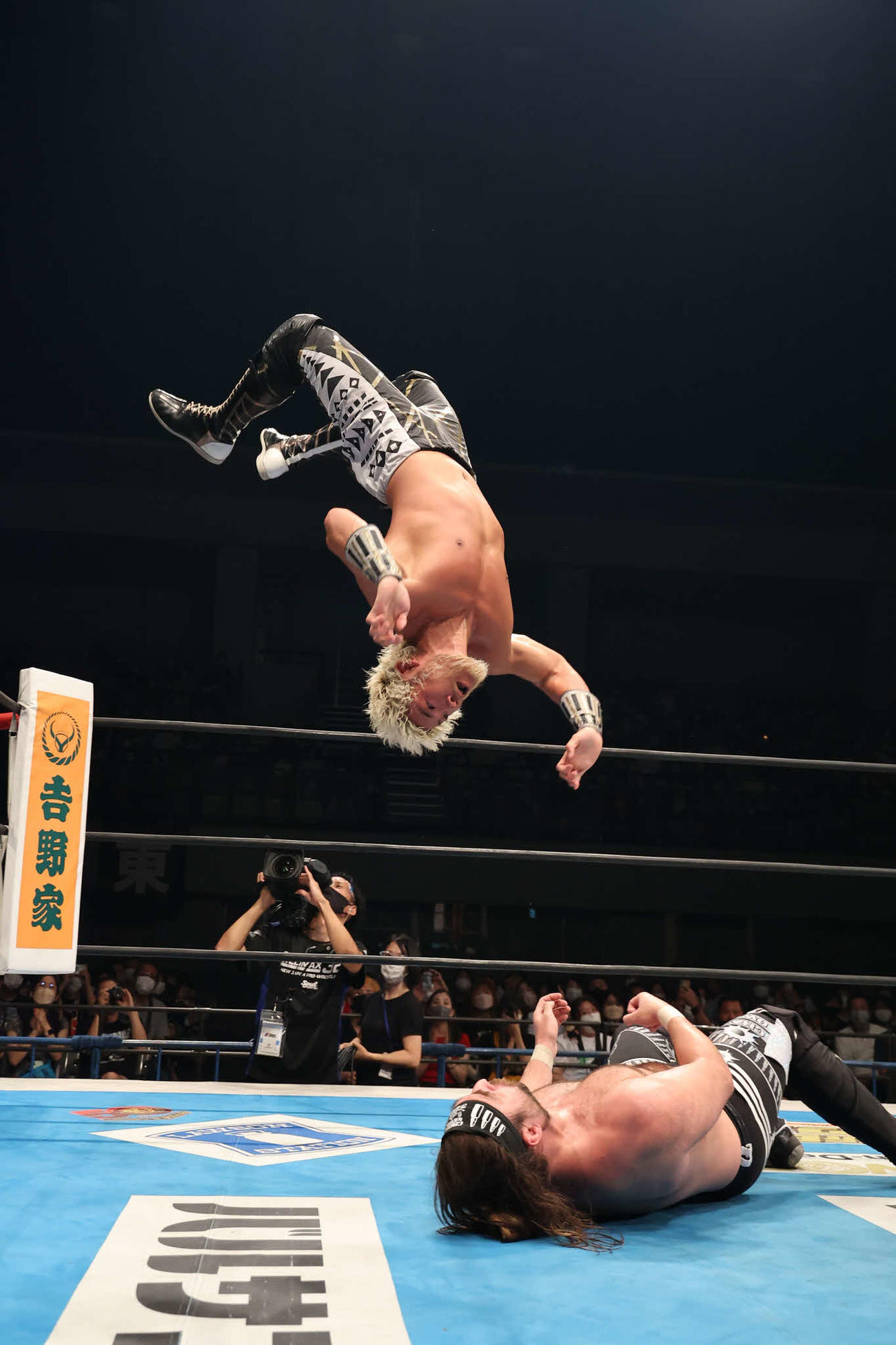 オーエンズ（下）にラウンディングボディープレスを決めるSANADA（提供・新日本プロレス）