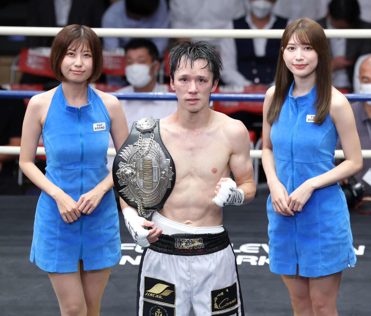 梶に判定勝利し写真に収まる中川（中央）。左は天野麻菜、右は雪平莉左（撮影・河田真司）