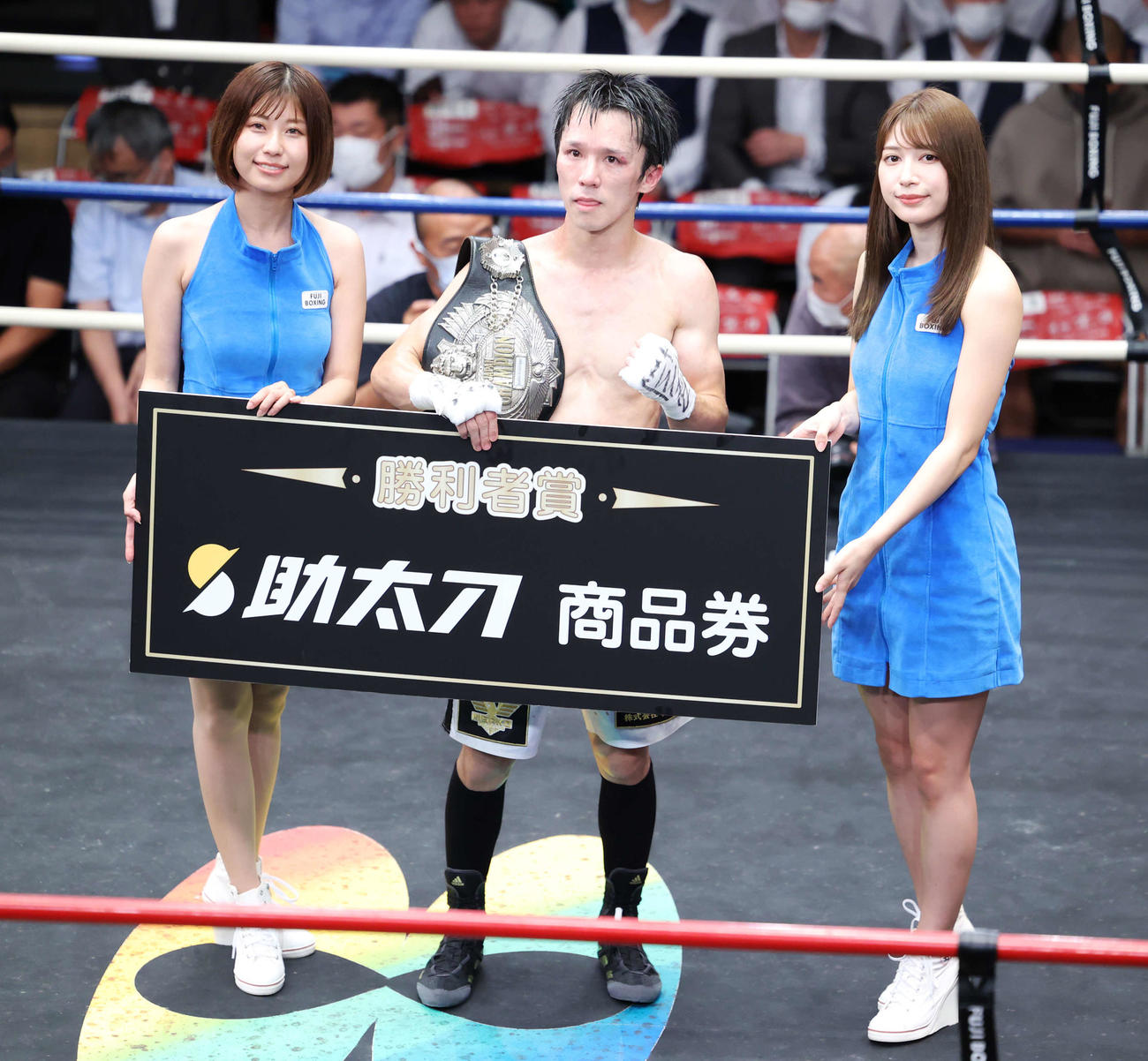 梶に判定勝利し写真に収まる中川（中央）。左は天野麻菜、右は雪平莉左（撮影・河田真司）
