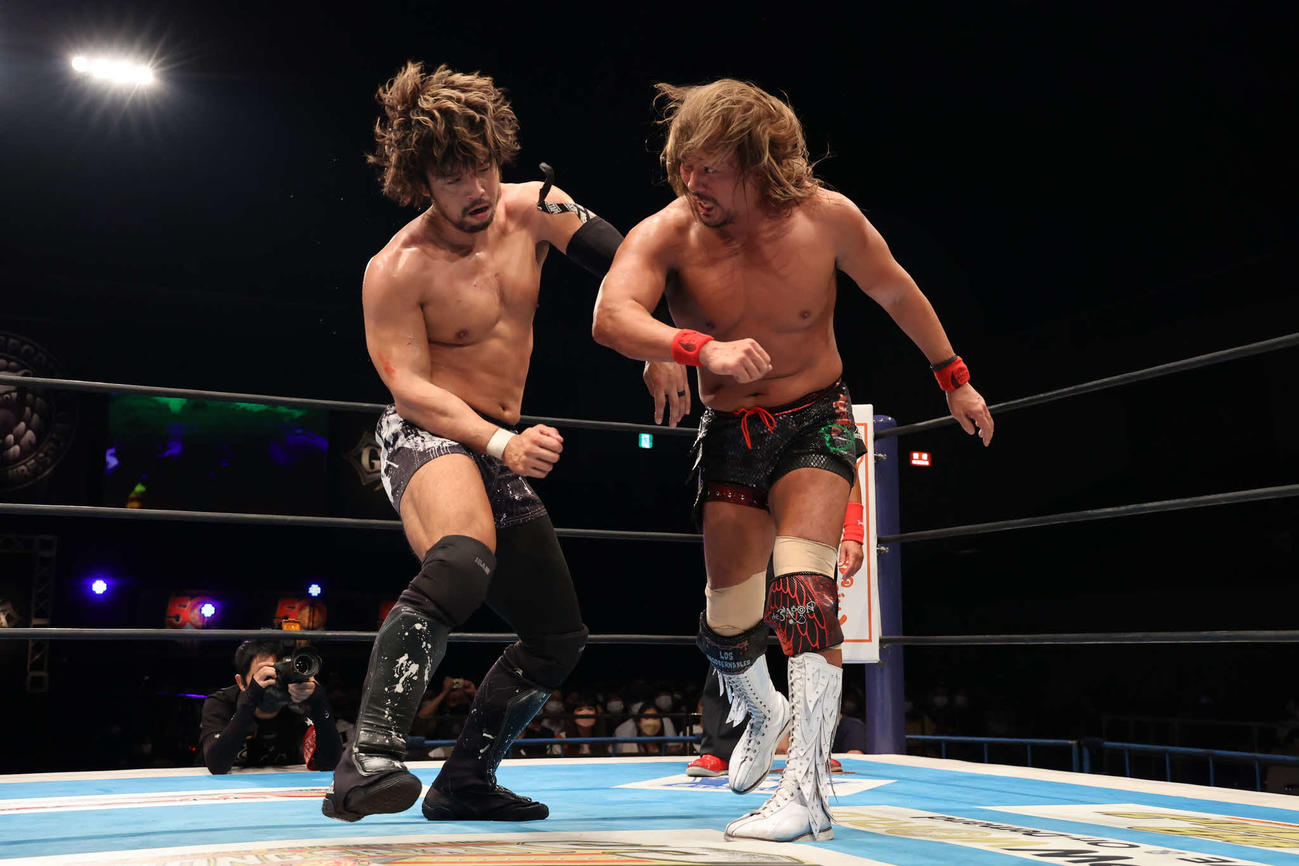 KENTA（左）に打撃を見舞う内藤（提供・新日本プロレス）
