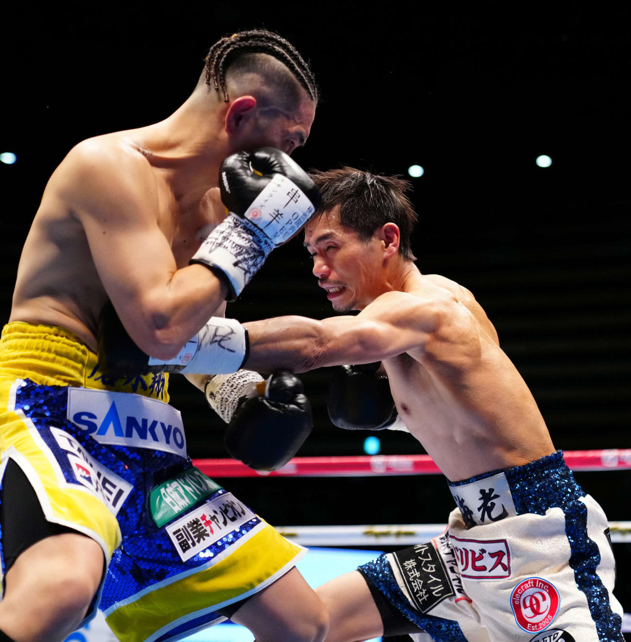 ボクシングWBO世界スーパーフライ級タイトルマッチ　3回、井岡（左）に左ボディを見舞う福永（2021年12月31日撮影）