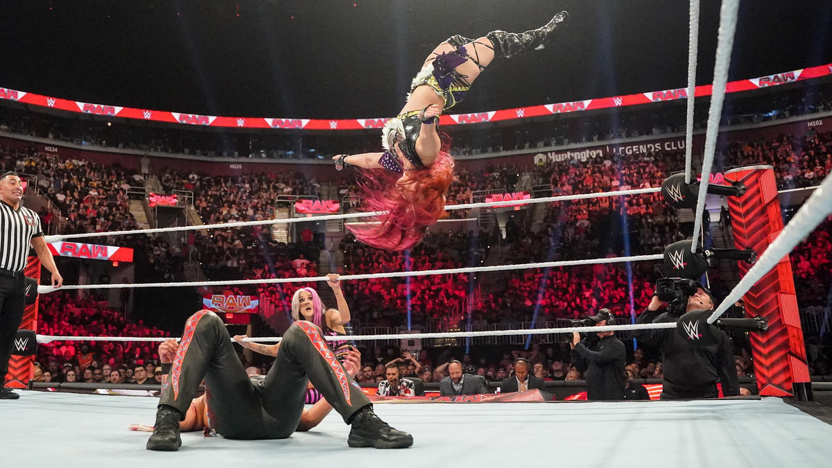 タミーナ（下）に月面水爆を放ったイヨ・スカイ（C）2022 WWE, Inc. All Rights Reserved.