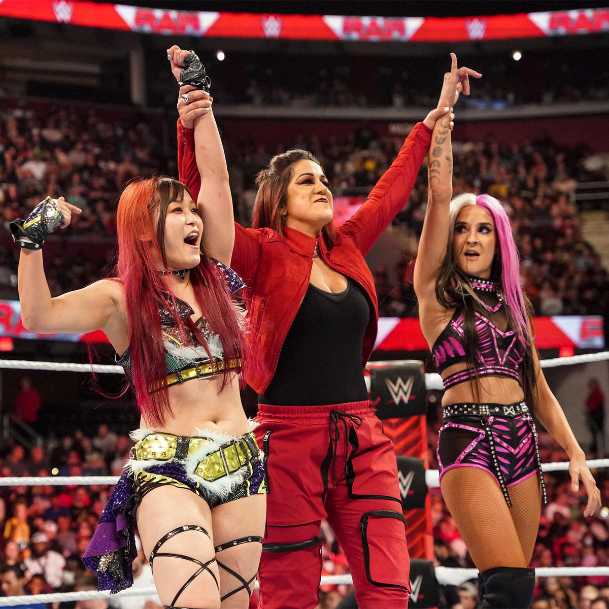 ベイリー（中央）、ダコタ・カイ（右端）と勝利を喜ぶイヨ・スカイ（C）2022 WWE, Inc. All Rights Reserved.