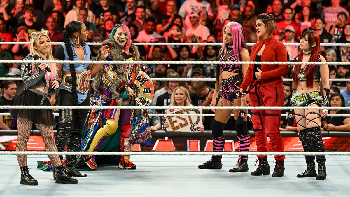 アレクサ・ブリス（左端）、ビアンカ・ブレア（同2番目）と並んだアスカ（同3番目）はベイリー（同5番目）一派とにらみ合い（C）2022 WWE, Inc. All Rights Reserved.