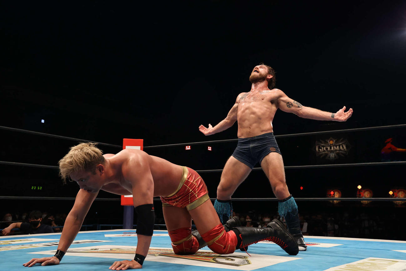 ローラー（右）にレインメーカーポーズを決められるオカダ（提供・新日本プロレス）
