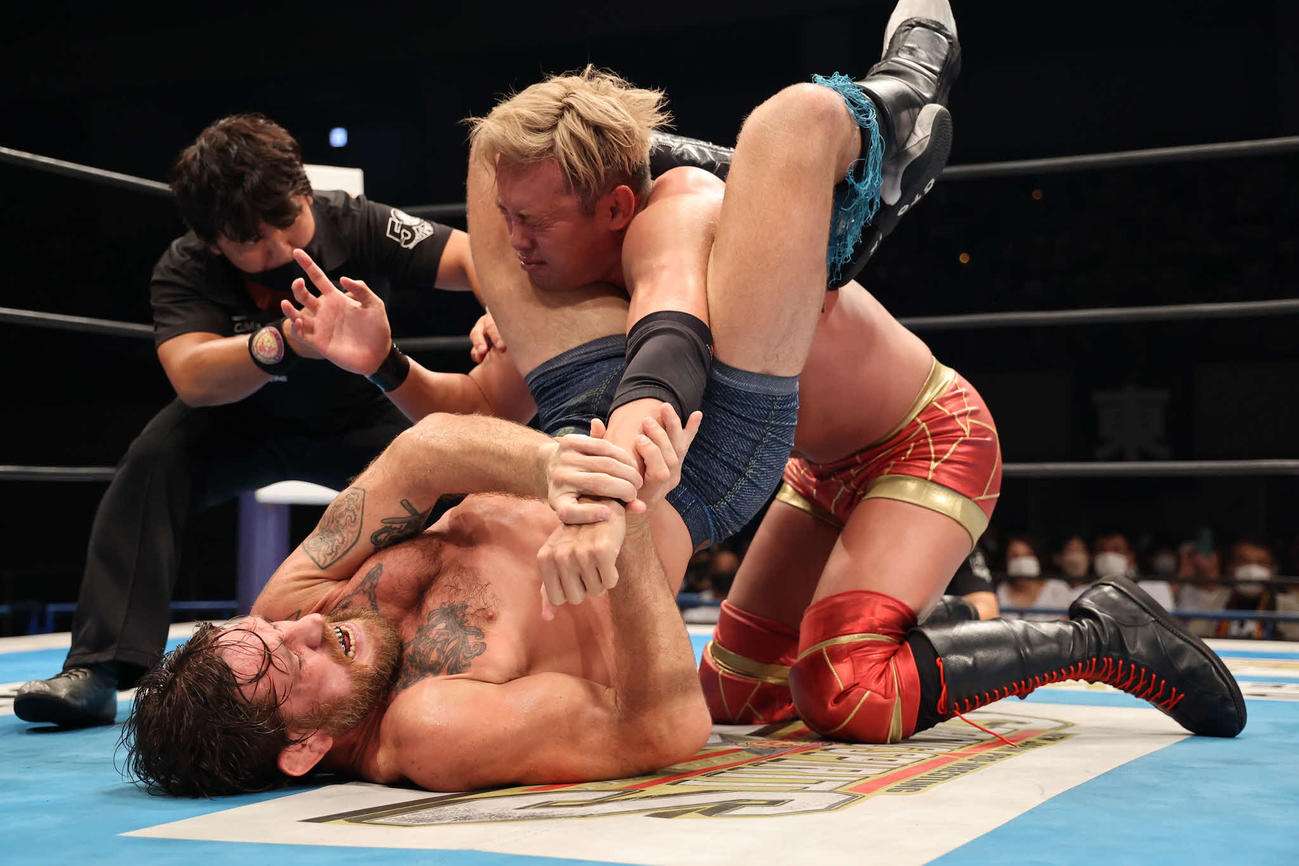 ローラー（下）に腕を攻められるオカダ（提供・新日本プロレス）