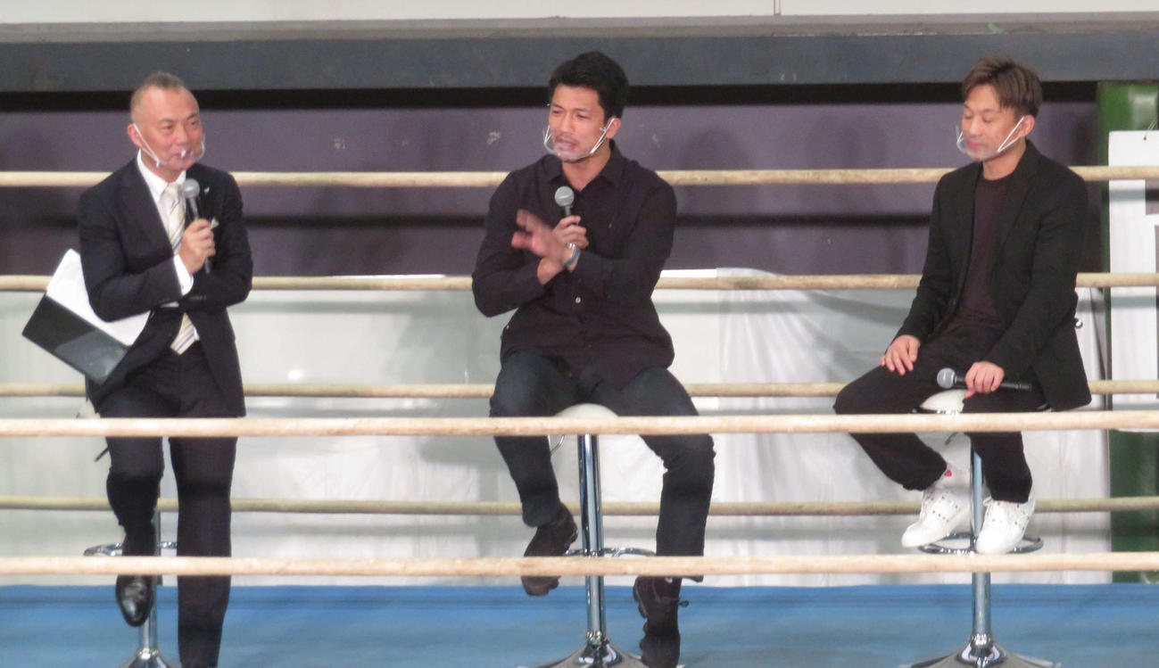 WOWOWエキサイトマッチのトークイベントに参加した村田（中央）。右端は元WBC世界スーパーバンタム級王者西岡氏、左端はMC高柳氏