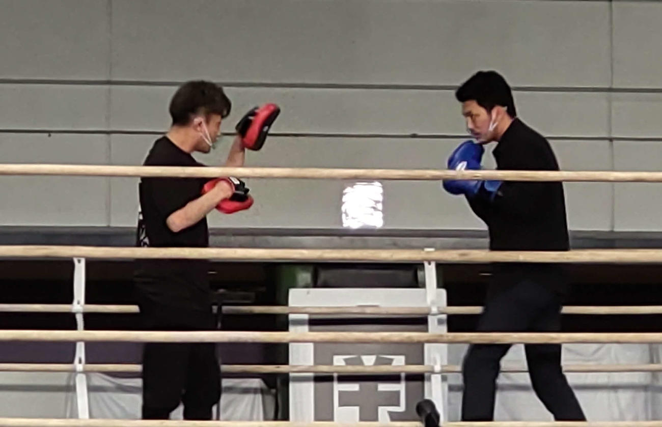 帝拳ジムの先輩となる元WBC世界スーパーバンタム級王者西岡利晃氏（左）とのミット打ちに臨む前WBA世界ミドル級スーパー王者村田諒太