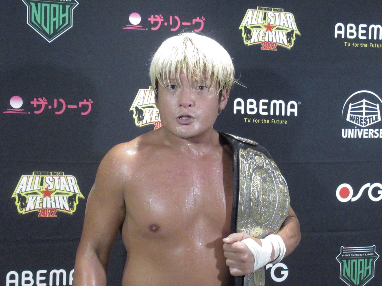 試合に勝利し、バックステージでコメントする拳王（撮影・勝部晃多）