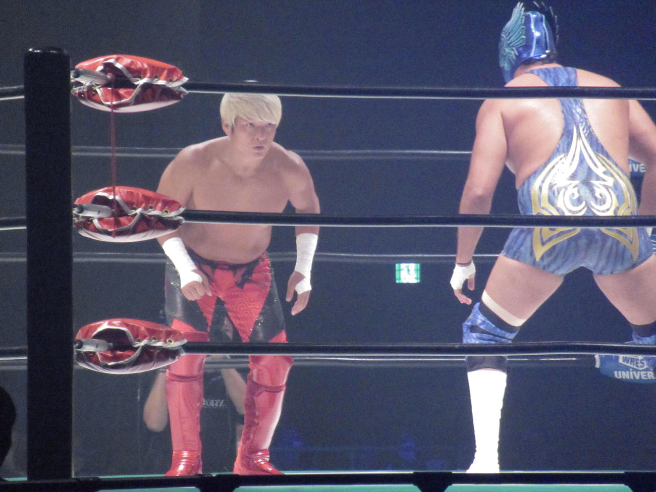 ワグナーJr（手前）と相対する拳王（撮影・勝部晃多）