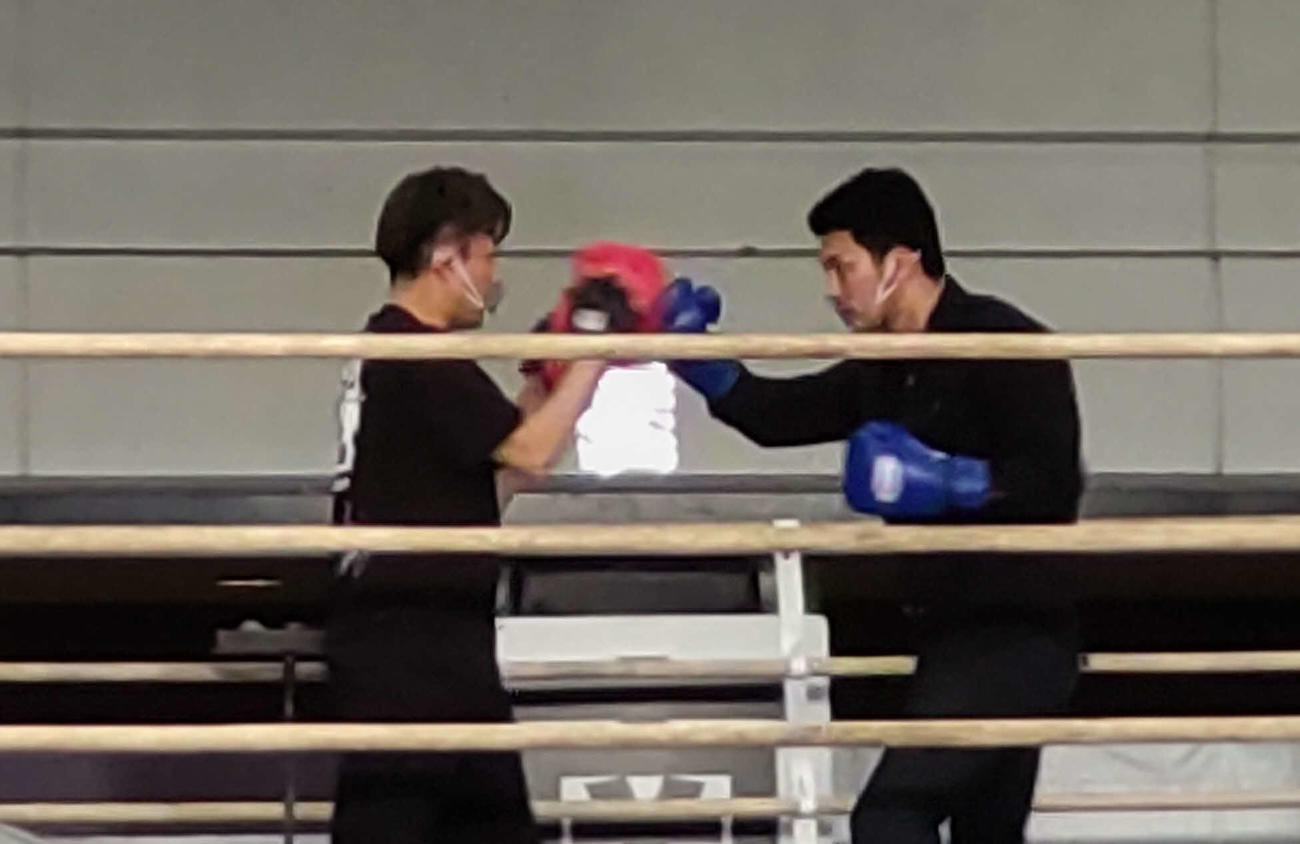 ジムの先輩となる元WBC世界スーパーバンタム級王者西岡利晃氏（左）とのミット打ちに臨む前WBA世界ミドル級スーパー王者村田諒太