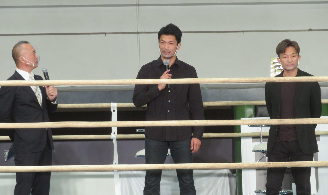 WOWOWエキサイトマッチのイベントに登場した村田諒太（中央）。右端は元WBC世界スーパーバンタム級王者西岡利晃氏、左端はMC高柳謙一氏