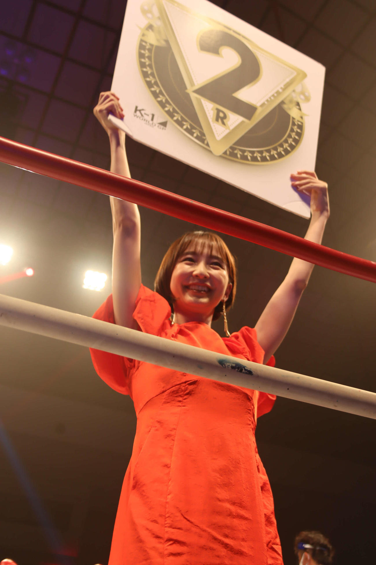スペシャルラウンドガールでK－1福岡大会に登場した篠田麻里子（撮影・片渕浩介）