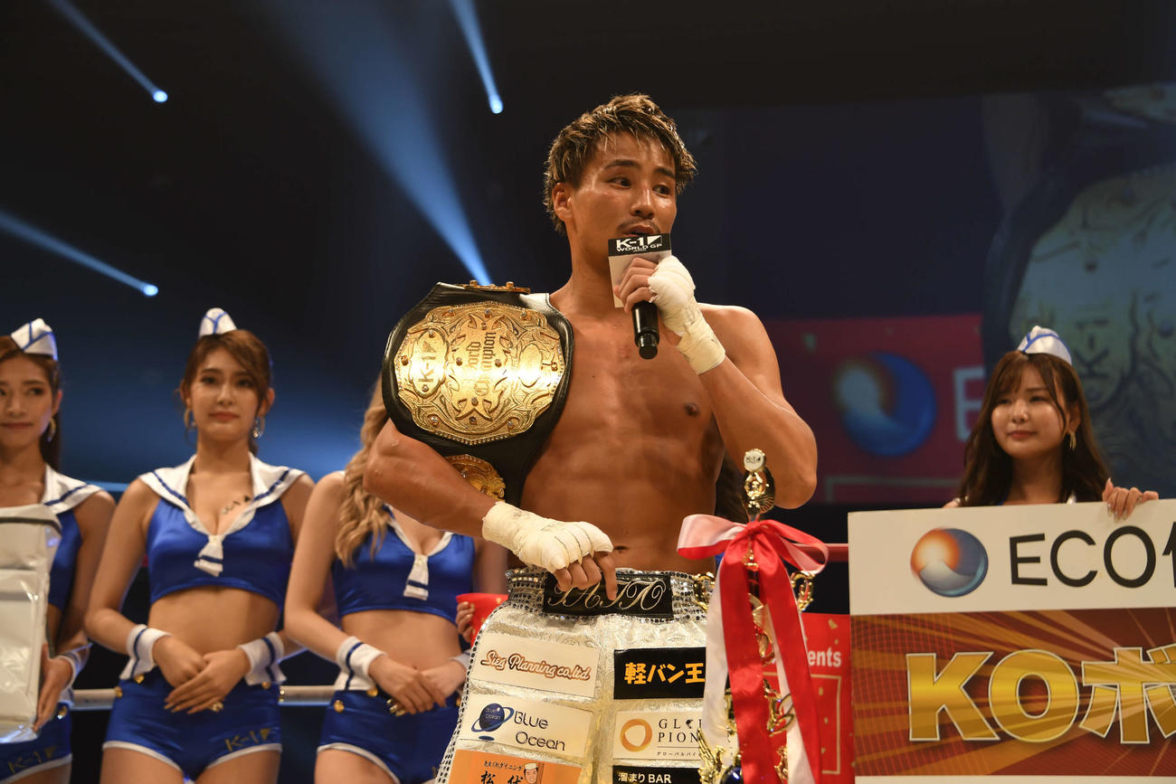 K－1フェザー級世界最強決定トーナメントで優勝した軍司泰斗（中央）（撮影・片渕浩介）