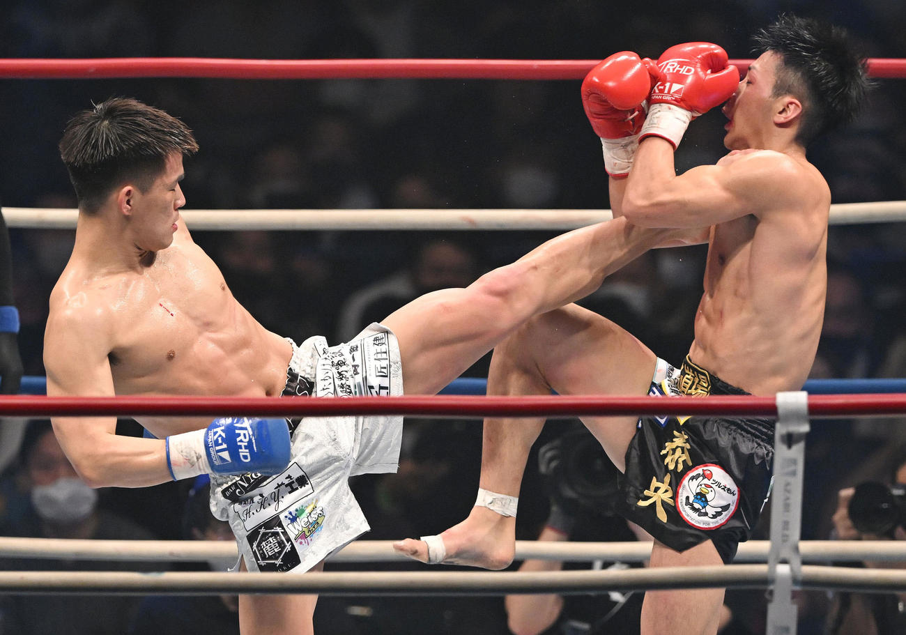 K－1 WORLD GP 2022 JAPAN　～第3代スーパー・バンタム級王座決定トーナメント～  朝久（右）に蹴りを見舞う与座（2022年2月27日）