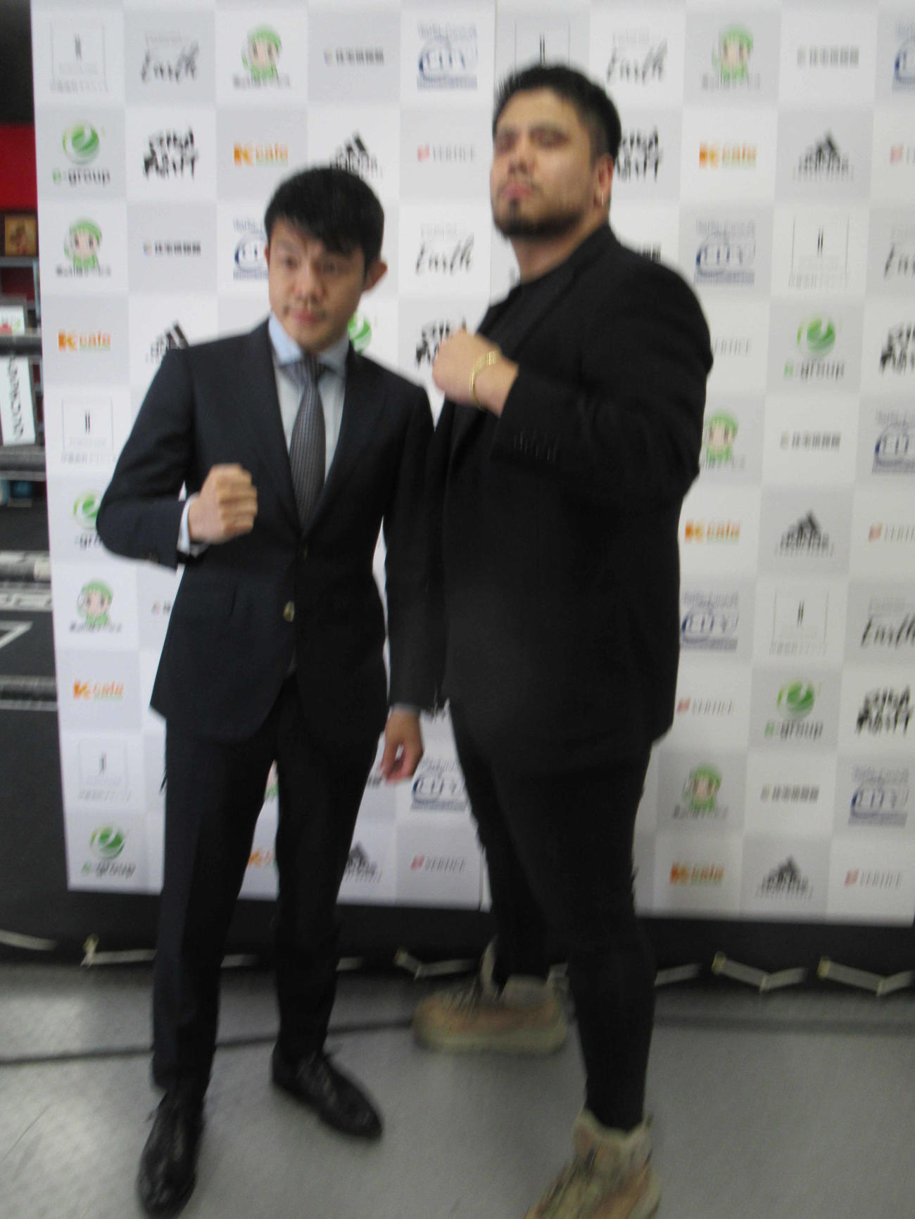 但馬ミツロ（右）とポーズを決める亀田興毅氏（2022年6月15日撮影）