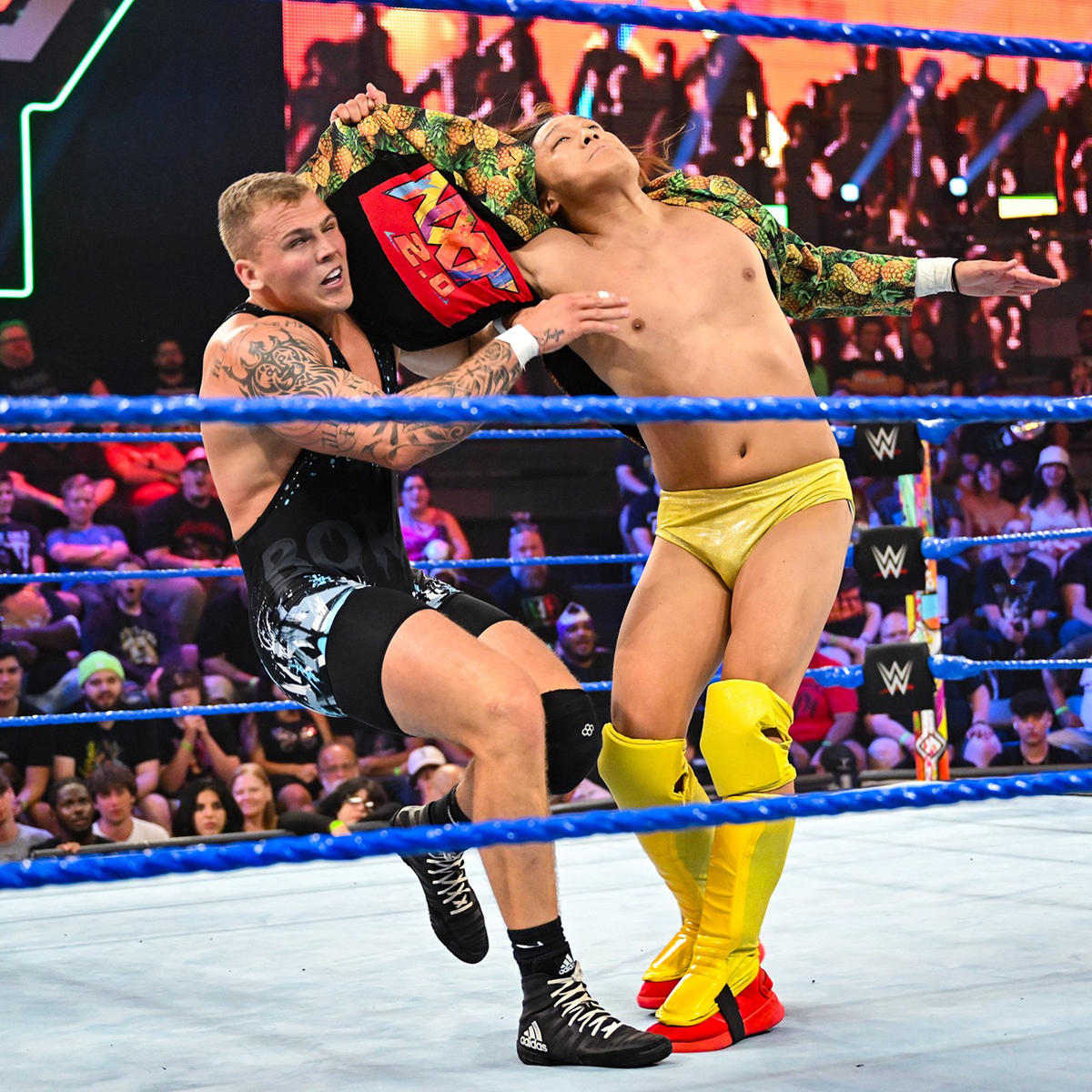 マイルズ・ボーン（左）にジャケット掌底を放ったイケメン二郎（C）2022 WWE, Inc. All Rights Reserved.