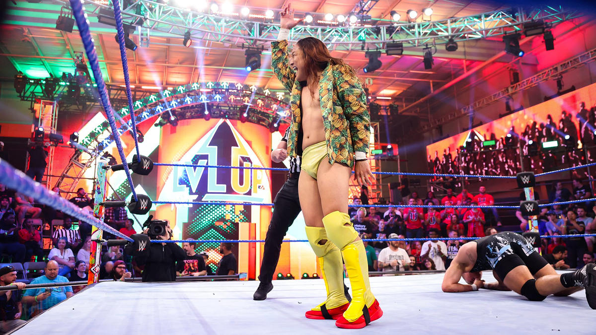 勝ち名乗りを受けたイケメン二郎（C）2022 WWE, Inc. All Rights Reserved.