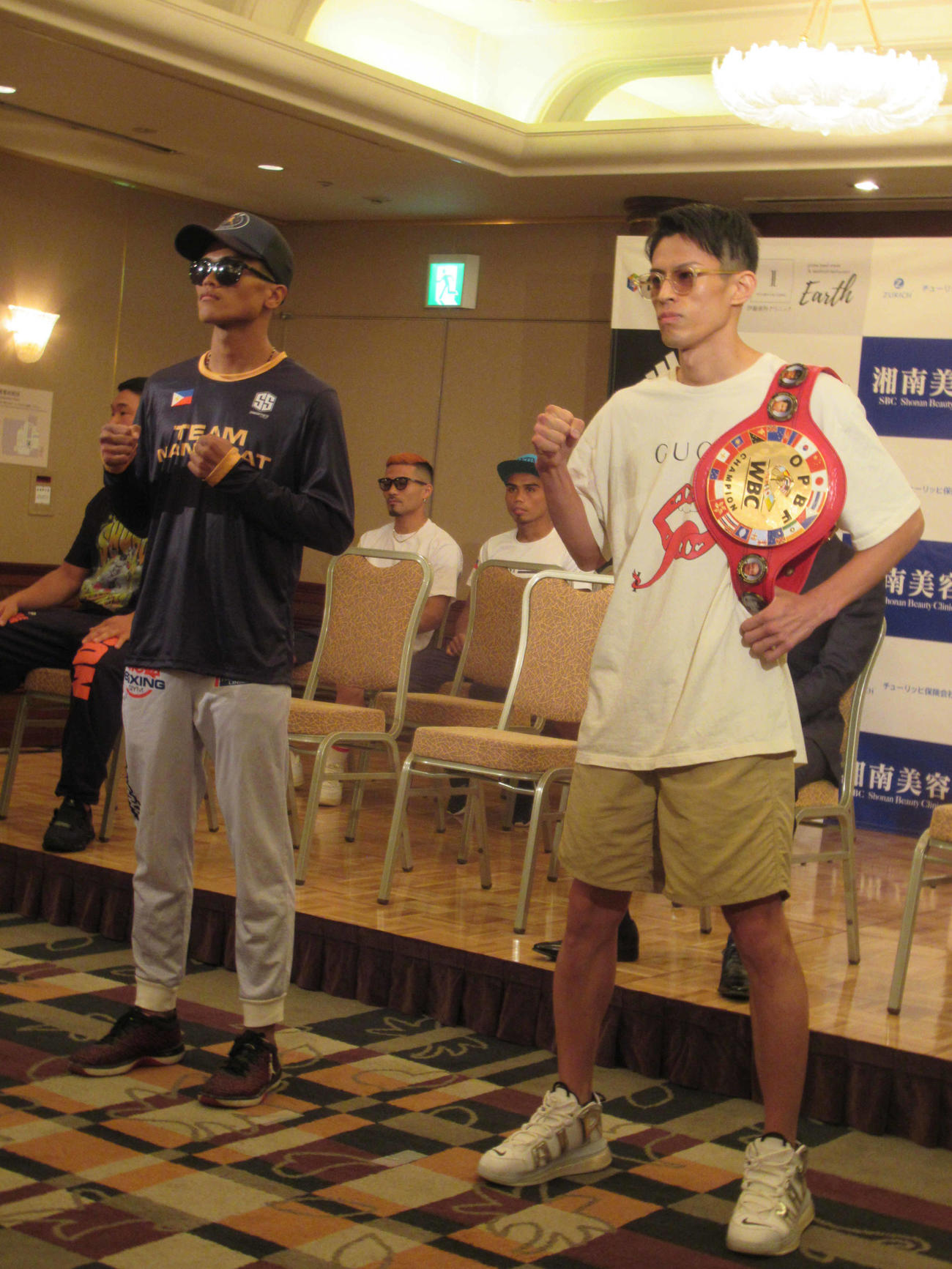 東洋太平洋王座の初防衛戦に臨む力石（右）と相手のマングバット（撮影・実藤健一）