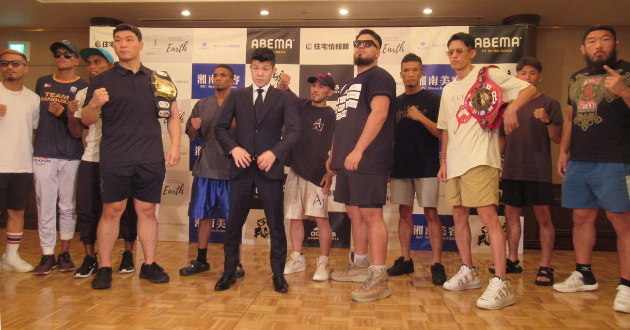 「3150FIGHT」に出場する選手たち。中央は亀田興毅ファウンダー（撮影・実藤健一）