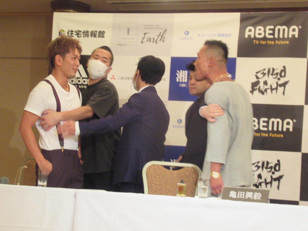 会見であわや乱闘寸前の皇治（左）とヒロキング（右）（撮影・実藤健一）