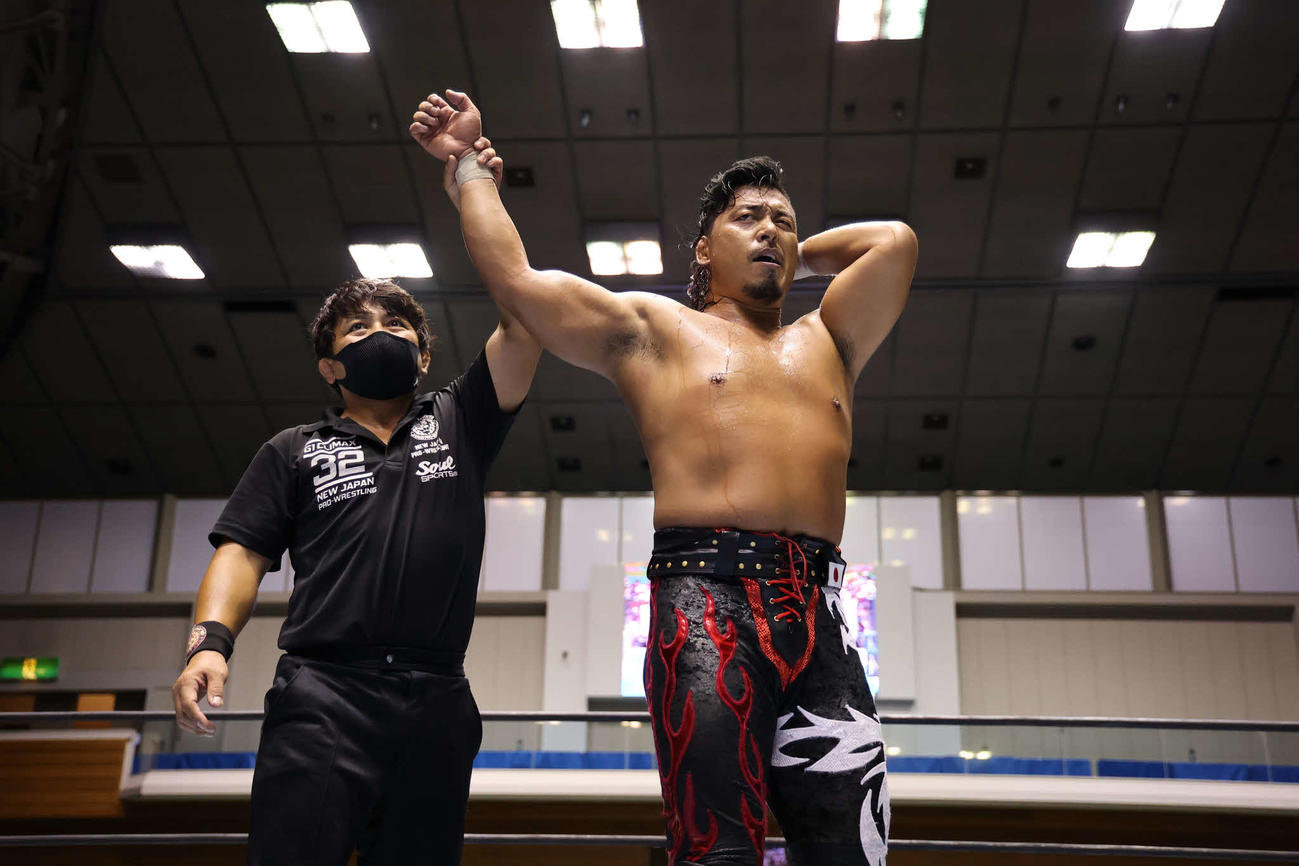 勝ち名乗りを受ける鷹木（提供・新日本プロレス）