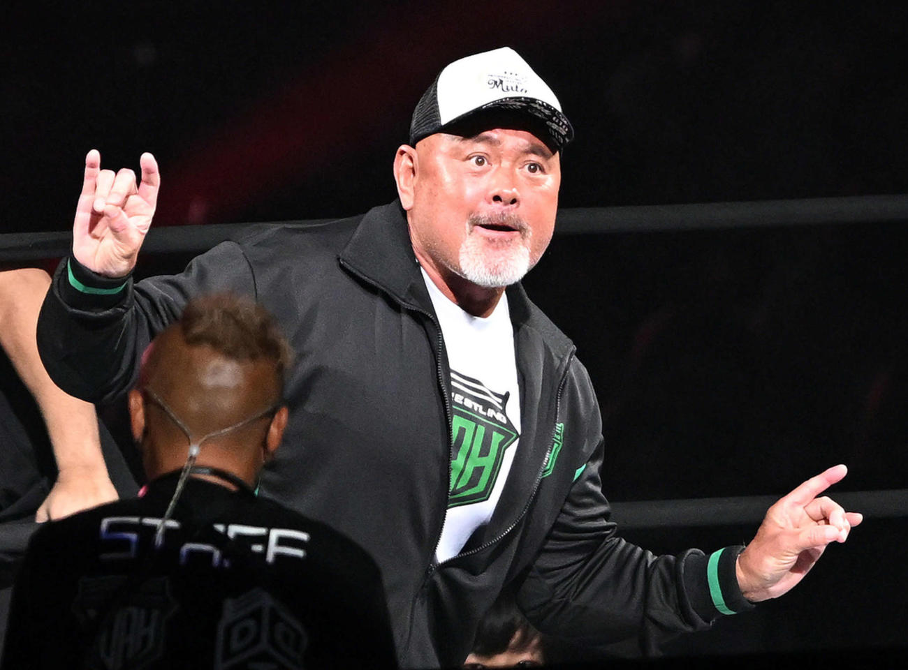 プロレスLOVEポーズを決める武藤敬司（2022年6月撮影）